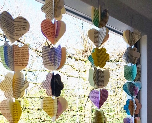 DIY Vrolijke lenteslinger maken dit doe je met oude boeken slinger