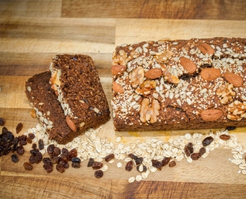Volkoren ontbijtkoek met rozijnen