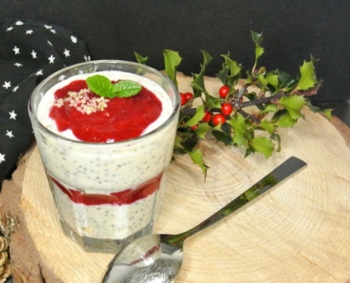Overnight chiapudding met cranberrysaus
