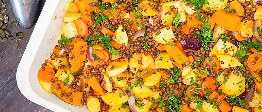 traybake met pompoen, pastinaak en linzen