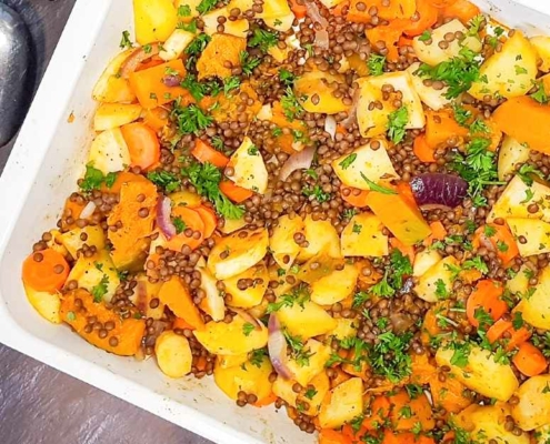 traybake met pompoen, pastinaak en linzen