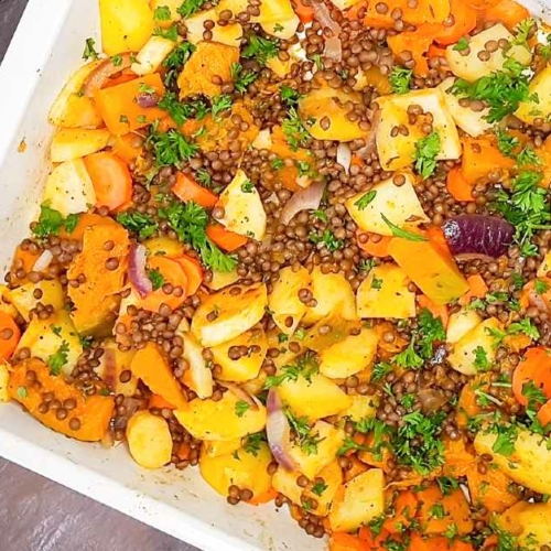 traybake met pompoen, pastinaak en linzen