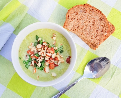 Recepten met seizoensgroenten in april: bloemkool prei soep