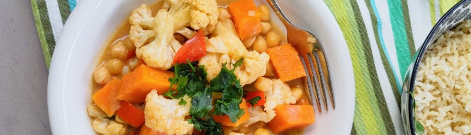 bloemkool curry met zoete aardappel en kikkererwten header 1500x430