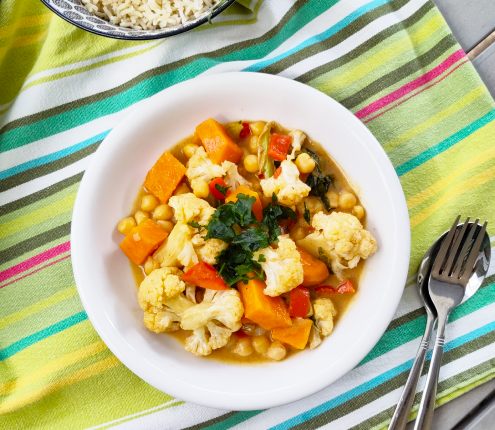 bloemkool curry met zoete aardappel en kikkererwten
