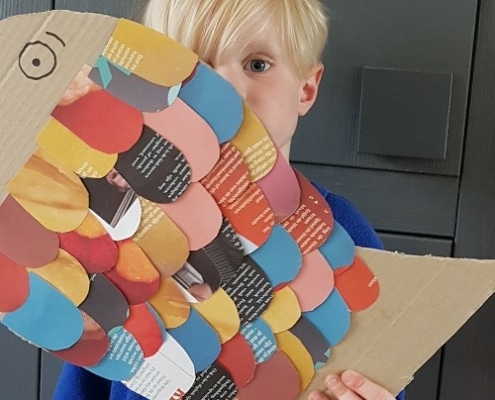 Vis van karton en oude tijdschriften