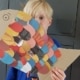Vis van karton en oude tijdschriften