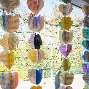 DIY: Vrolijke lenteslinger maken