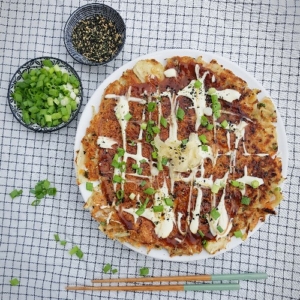 Hartige Japanse pannenkoek met kool okonomiyaki