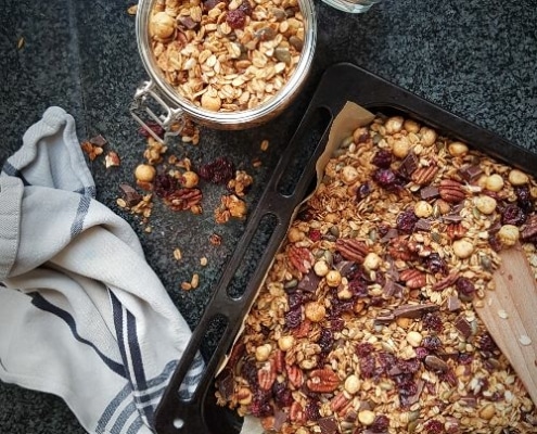 Kerst granola met cranberry en chocolade