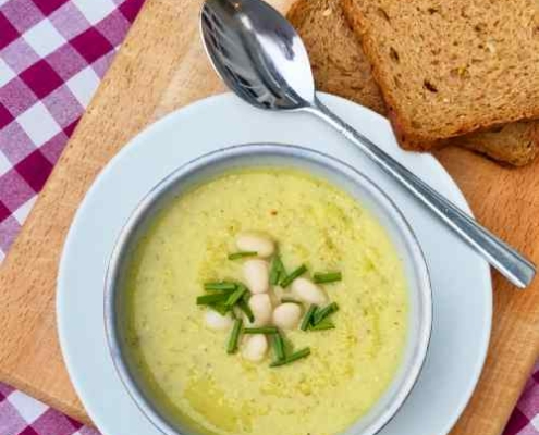 Mosterdsoep met bloemkool en witte bonen