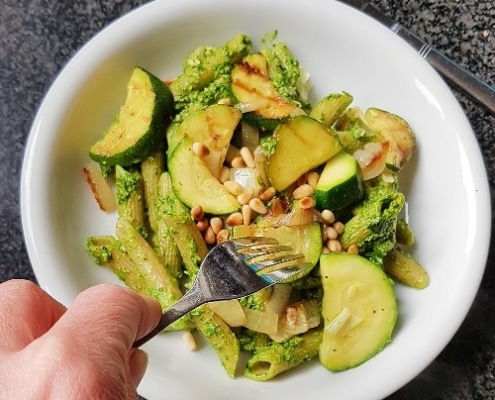 Pasta spinazie-pesto met courgette