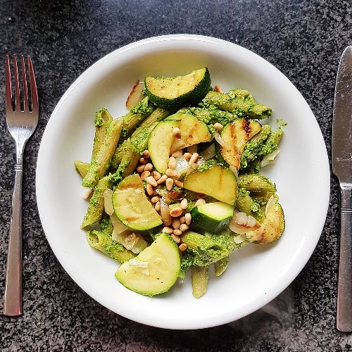 Pasta-met-spinazie-pesto-en-courgette-duurzamekeuzes Pasta spinazie-pesto met courgette