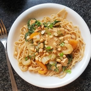 Pinda noedels met tofu en paksoi
