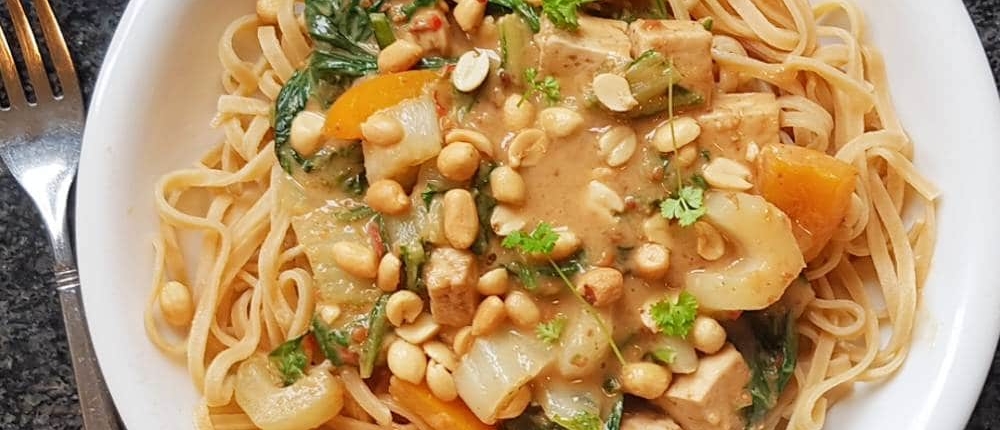 Pinda noedels met tofu en paksoi