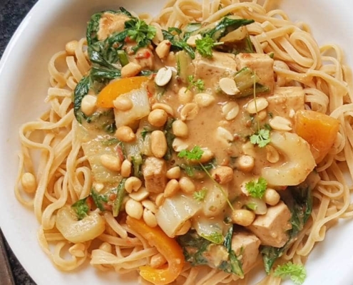 Pinda noedels met tofu en paksoi