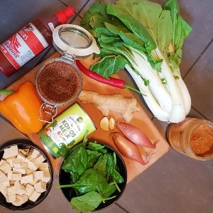 Pinda noedels met tofu en paksoi