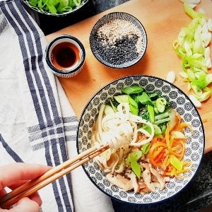 Udon noedelsoep met paksoi en shiitake