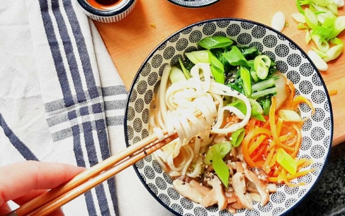 Udon noedelsoep met paksoi en shiitake