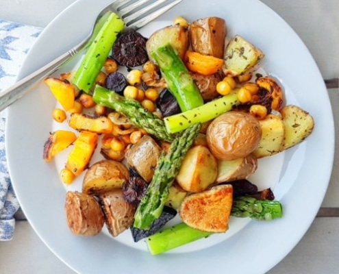 Vegetarische traybake met groene asperges