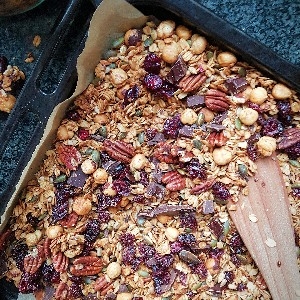 zelfgemaakte granola met chocolade en cranberry