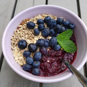 heerlijke smoothie bowl die je morgen wil eten blauwe bessen smoothiebowl met boerenkool