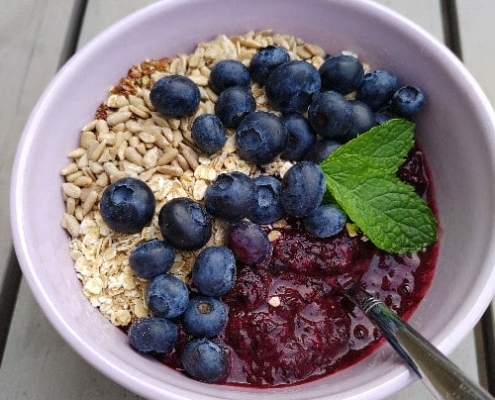 heerlijke smoothie bowl die je morgen wil eten blauwe bessen smoothiebowl met boerenkool