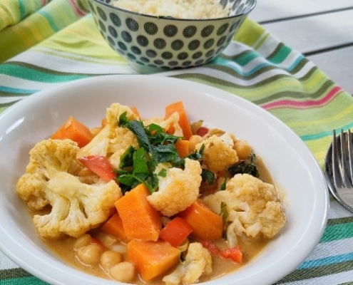 bloemkool curry met zoete aardappel en kikkererwten