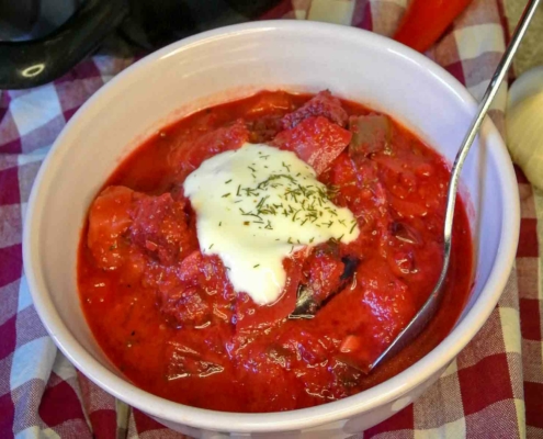 Vegetarische borsjt rode bietensoep
