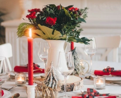 feestelijke-en-duurzame-kersttafel-wit-4x5-1 Een mooi centerpiece maakt de tafel feestelijk