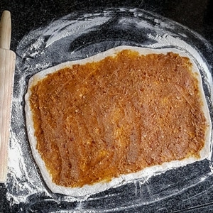 kaneelbroodjes-met-dadels-en-walnoten Kaneelbroodjes met dadels en walnoten