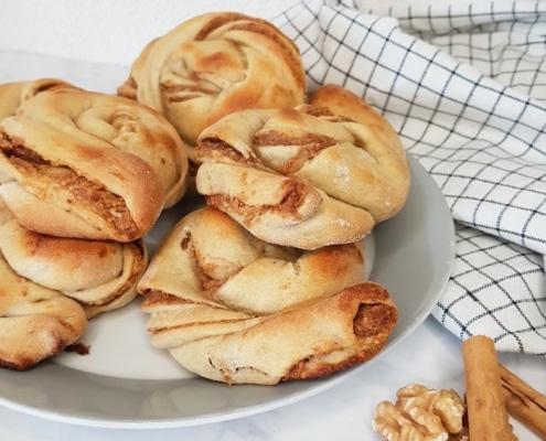 kaneelbroodjes-met-dadels-en-walnoten-header kaneelbroodjes met dadels en walnoten