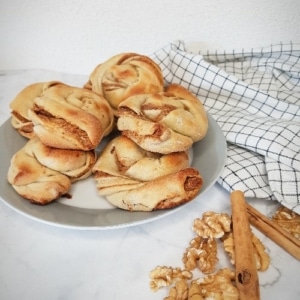 kaneelbroodjes gezond met dadels en walnoten