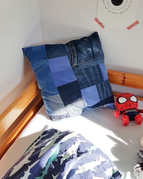Kussen van oude spijkerbroeken