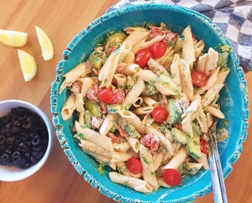 Vega mediterraanse salade met artistjok en paprika