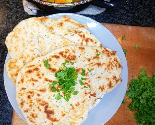 Vegan naan met knoflook en koriander