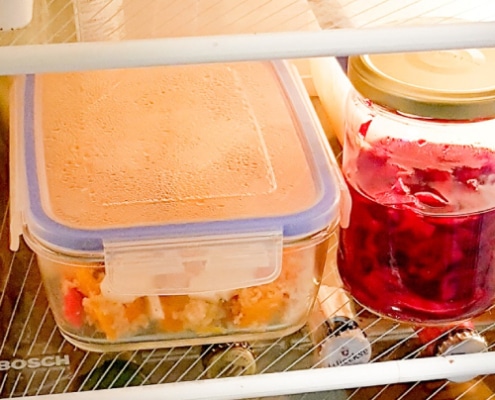 Voedsel plasticvrij bewaren in een glazen bak duurzaam eten