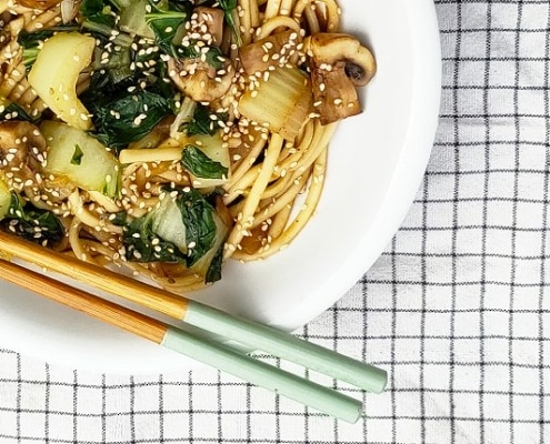 Hoisin noedels met champignons en paksoi bord