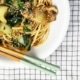Hoisin noedels met champignons en paksoi bord