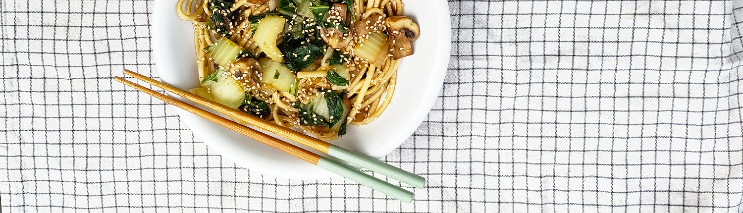 Hoisin noedels met champignons en paksoi bord