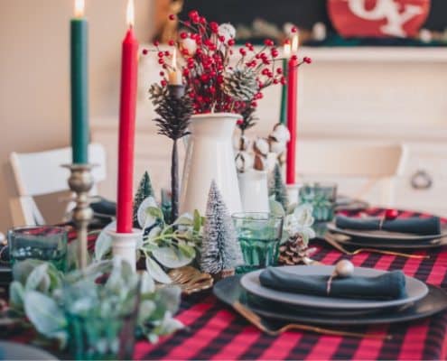 Een feestelijk gedekte kersttafel