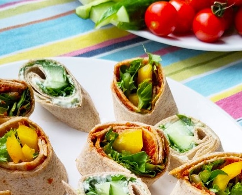 Wraps in twee smaken: tomatentapenade of kruidenkaas