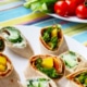 Wraps in twee smaken: tomatentapenade of kruidenkaas