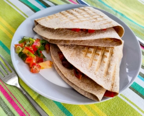 Eenvoudige plantaardige quessadillas met kidneybonen