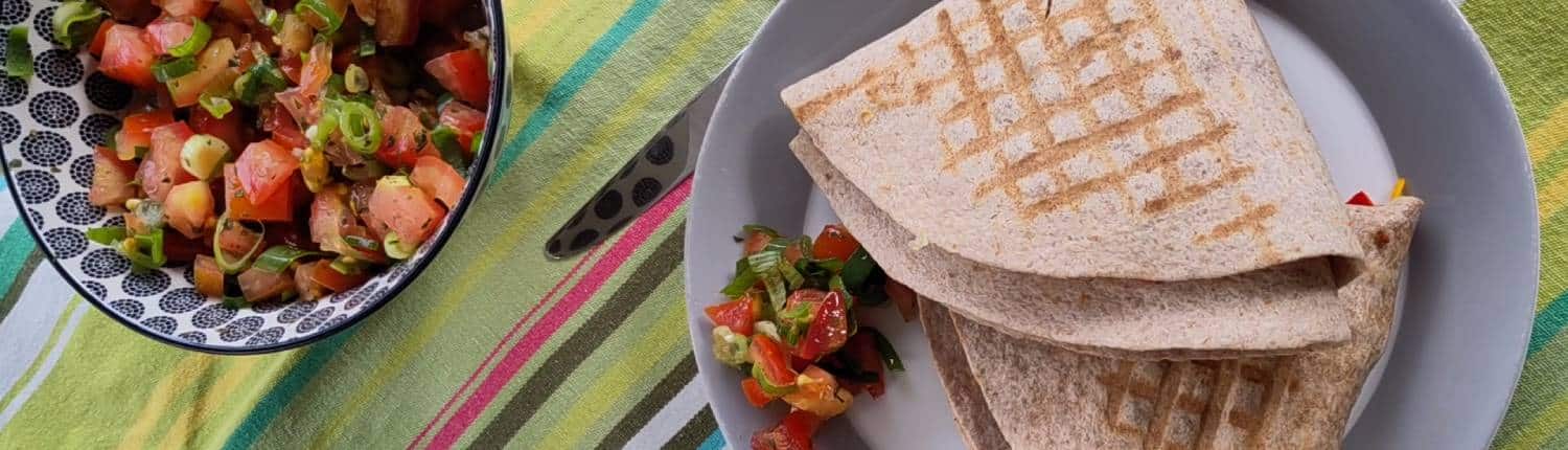 Eenvoudige plantaardige quessadillas met kidneybonen