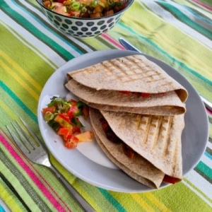 Eenvoudige plantaardige quessadillas met kidneybonen
