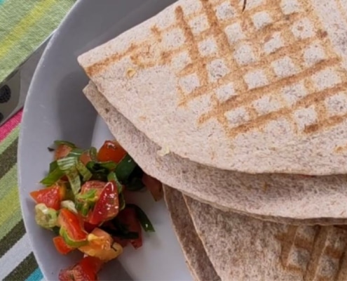 Eenvoudige plantaardige quessadillas met kidneybonen