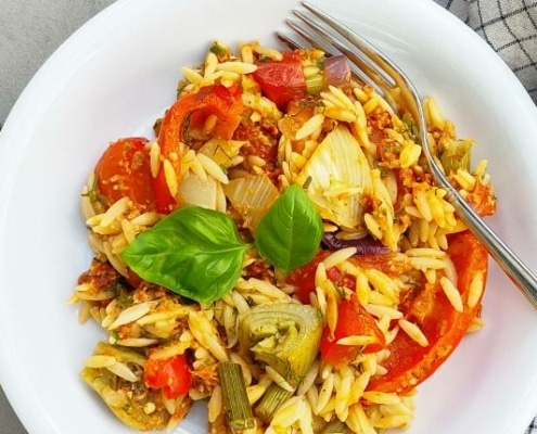 Zomerse orzo met geroosterde venkel, paprika en tomaat
