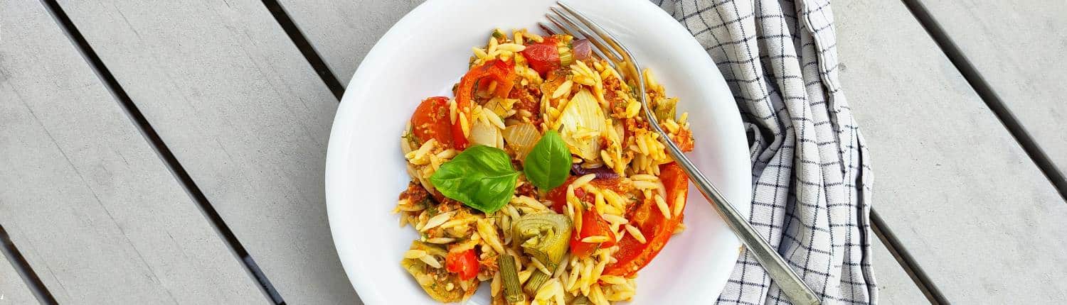 Zomerse orzo met geroosterde venkel, paprika en tomaat