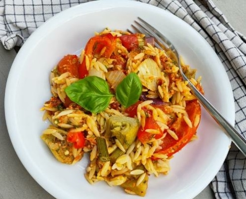 Zomerse orzo met geroosterde venkel, paprika en tomaat